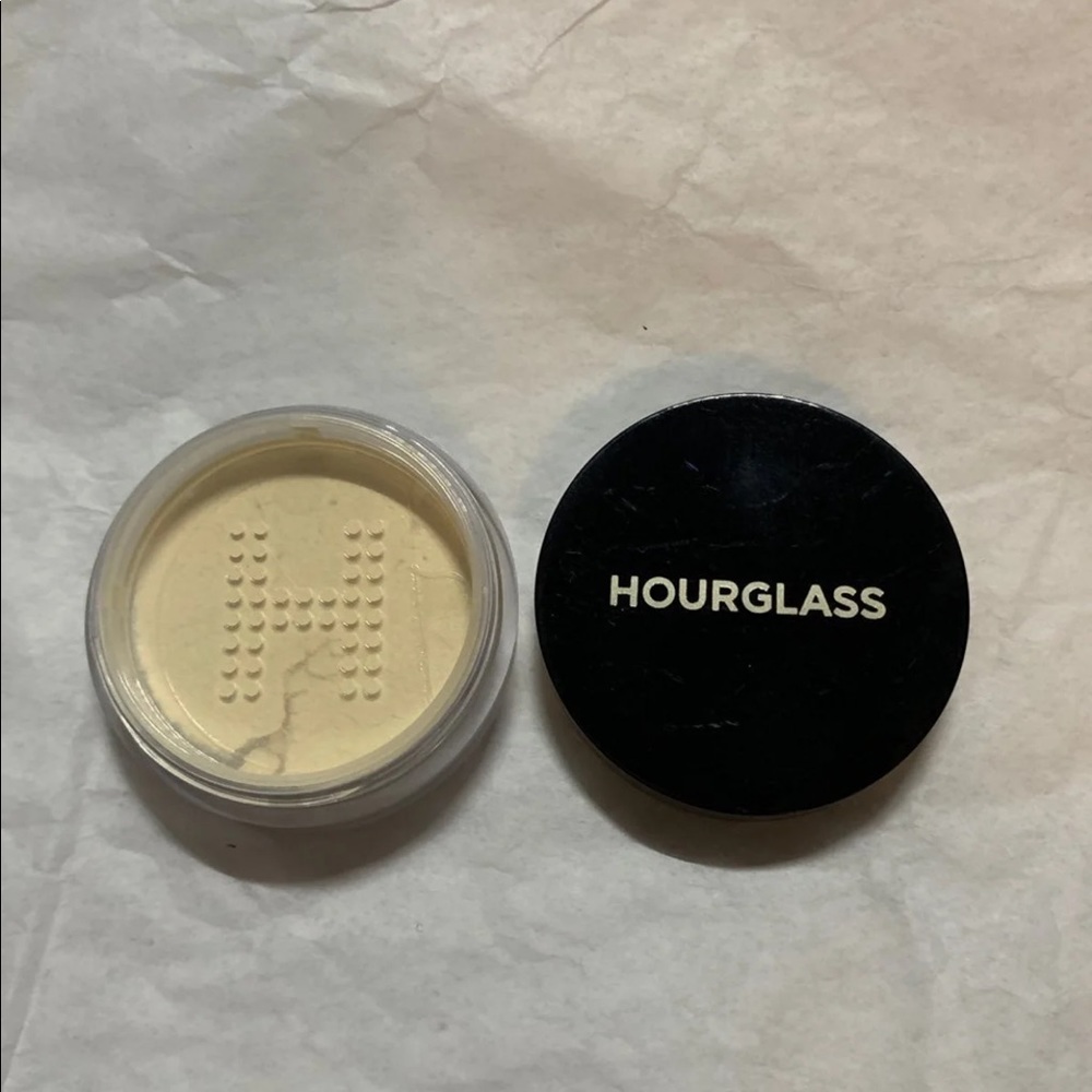 Hourglass Translucent Setting Powder - Picture 2 of 3